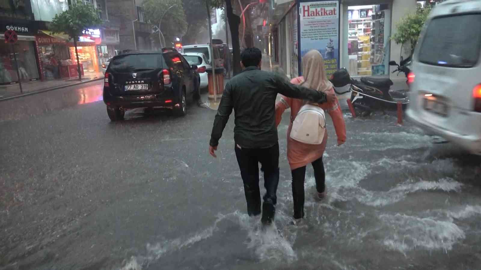 Yalova’da sağanak yağış etkili oluyor