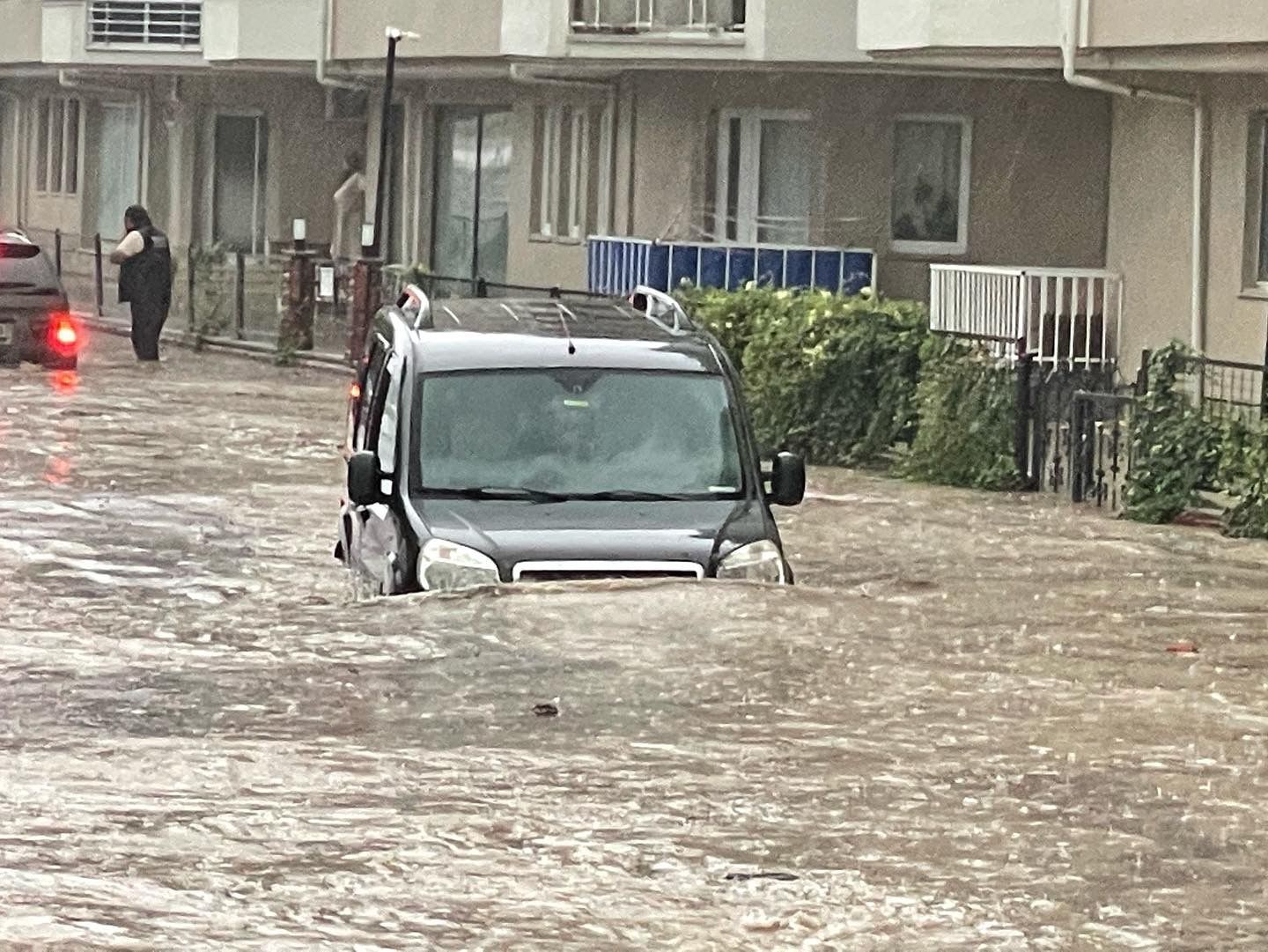 Mudanya’da hayat normale döndü... Selden geriye çamur kaldı