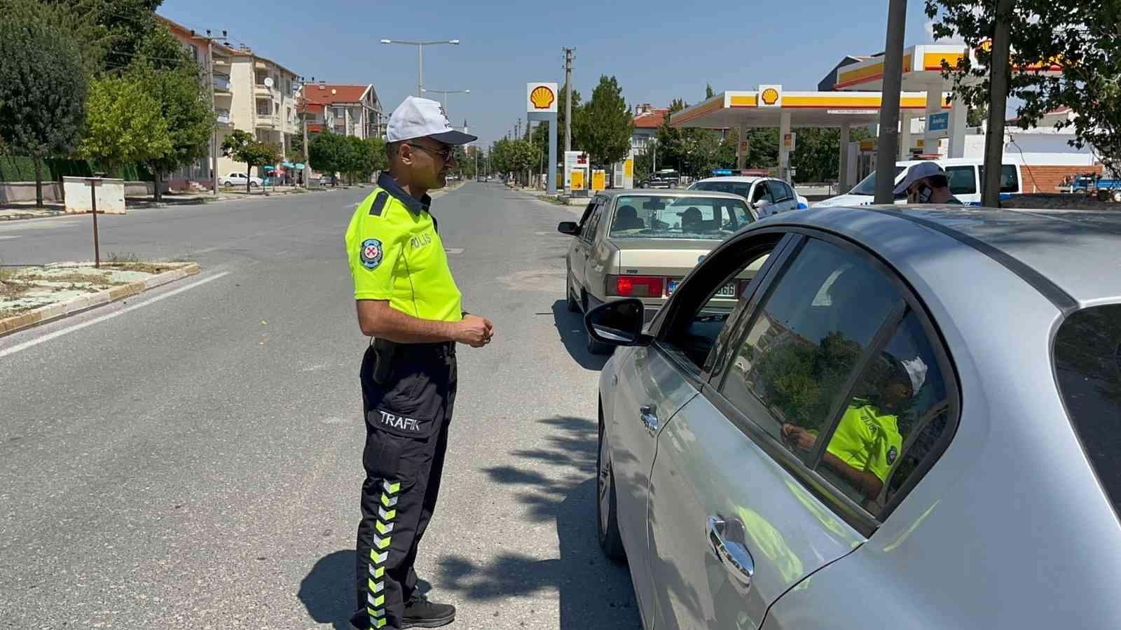 Bolvadin’de gece yapılan trafik denetimleri gündüzde sürüyor