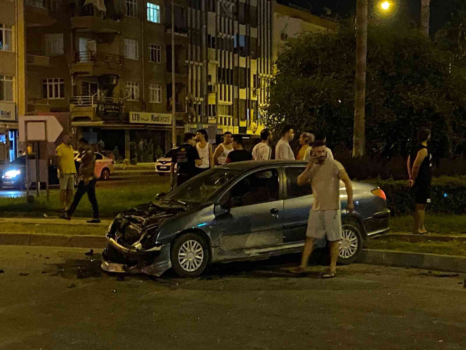 Gazipaşa’da kavşakta iki araç çarpıştı: 1 ölü, 1’i ağır 2 yaralı
