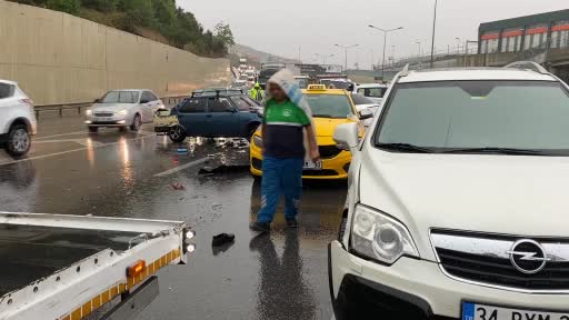 Çekmeköy’de 9 aracın karıştığı zincirleme kaza: 2 yaralı