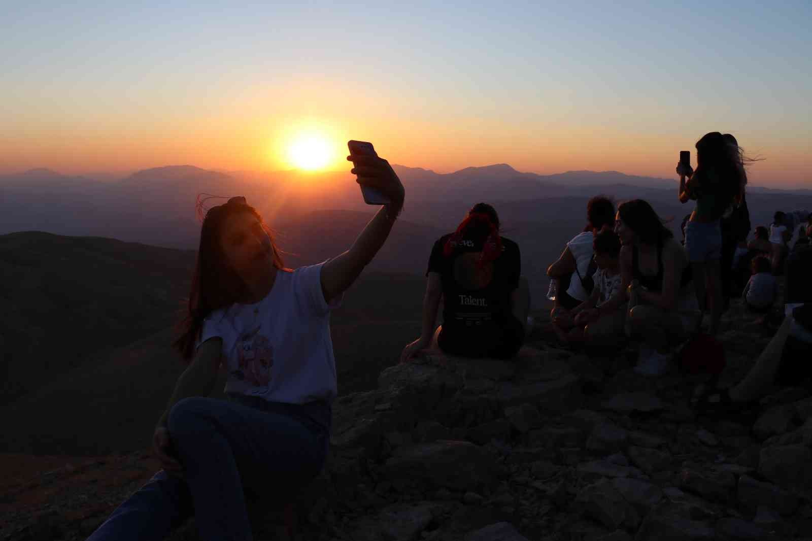 Nemrut Dağı’nda hafta sonu turist yoğunluğu yaşandı