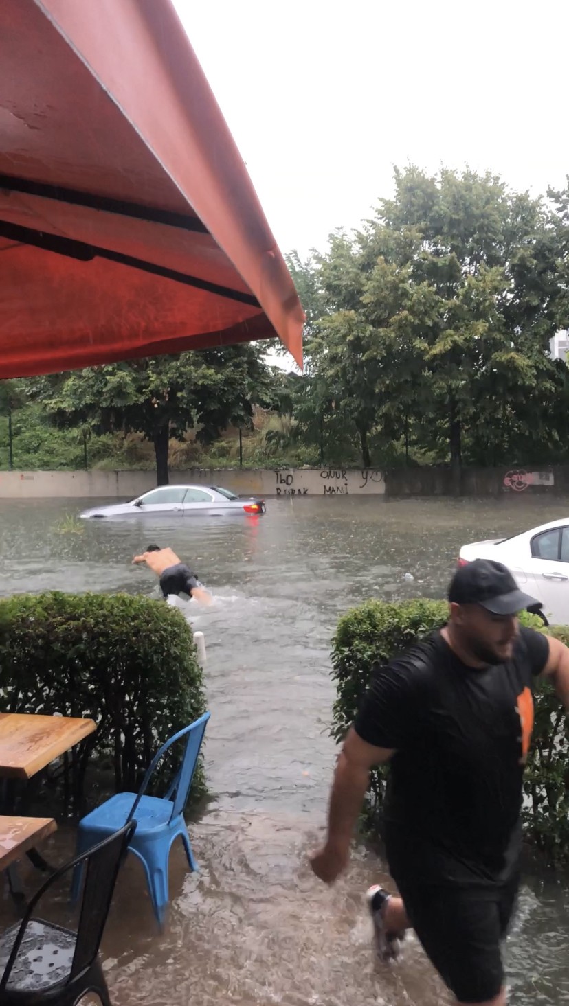 İstanbul’da güldüren sel manzaraları kamerada