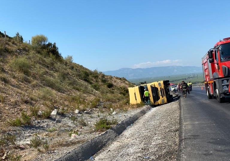 Akaryakıt tankeri devrildi, yakıt sızıntısının alev almaması için ekipler yoğun çaba sarf etti,