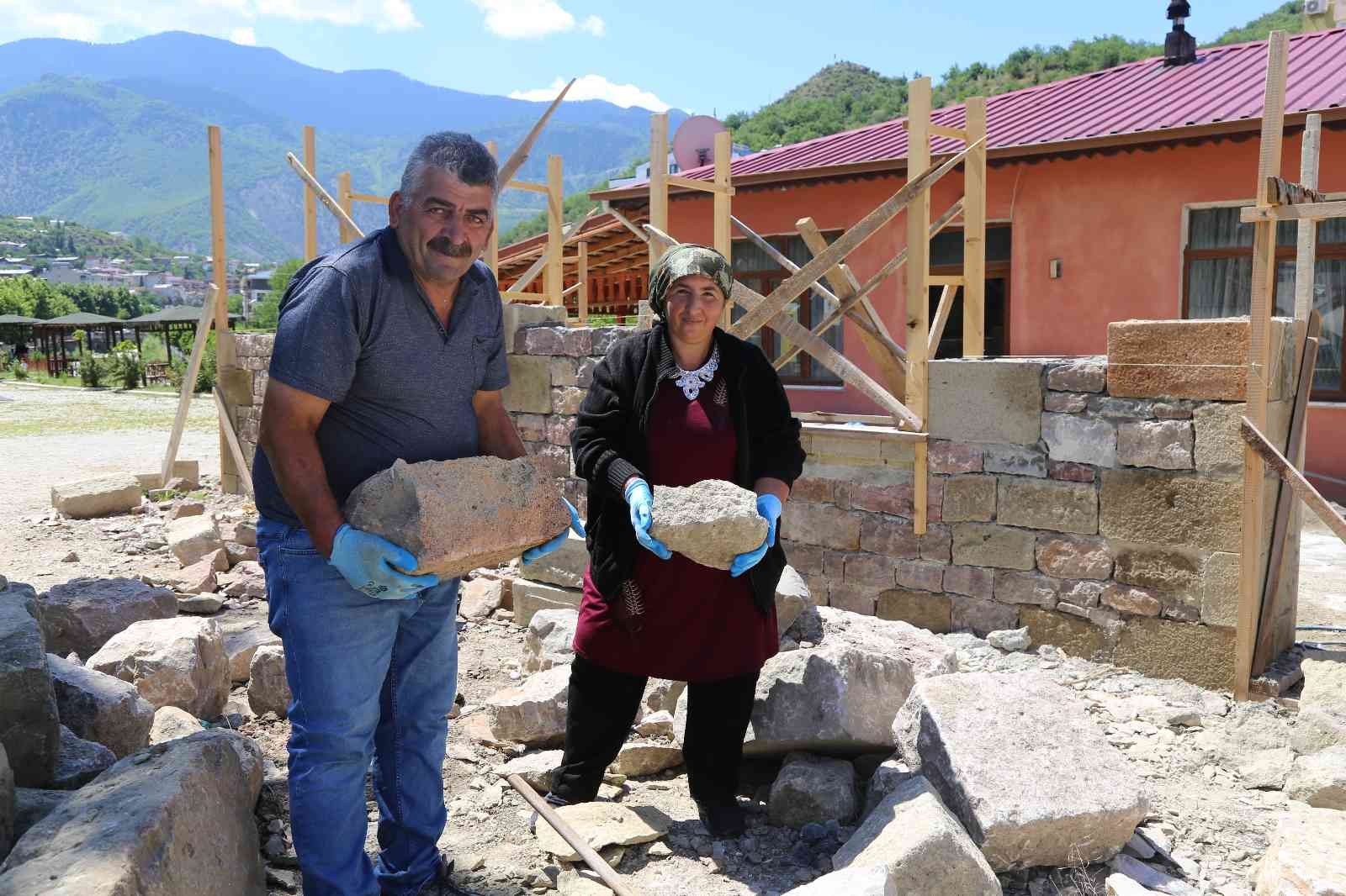 Artvin’de kadın üreticilerin kooperatif binasını kadın duvar ustası yapıyor