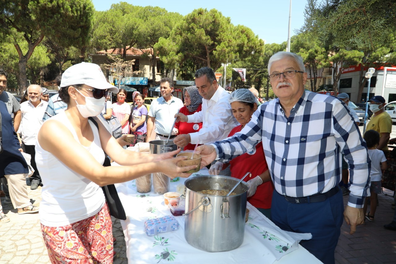 Burhaniye Belediyesinden 4 bin kişiye aşure ikramı