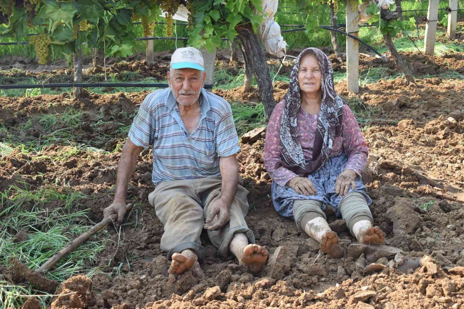 Yaşlı çift çalışma azmiyle örnek oluyor