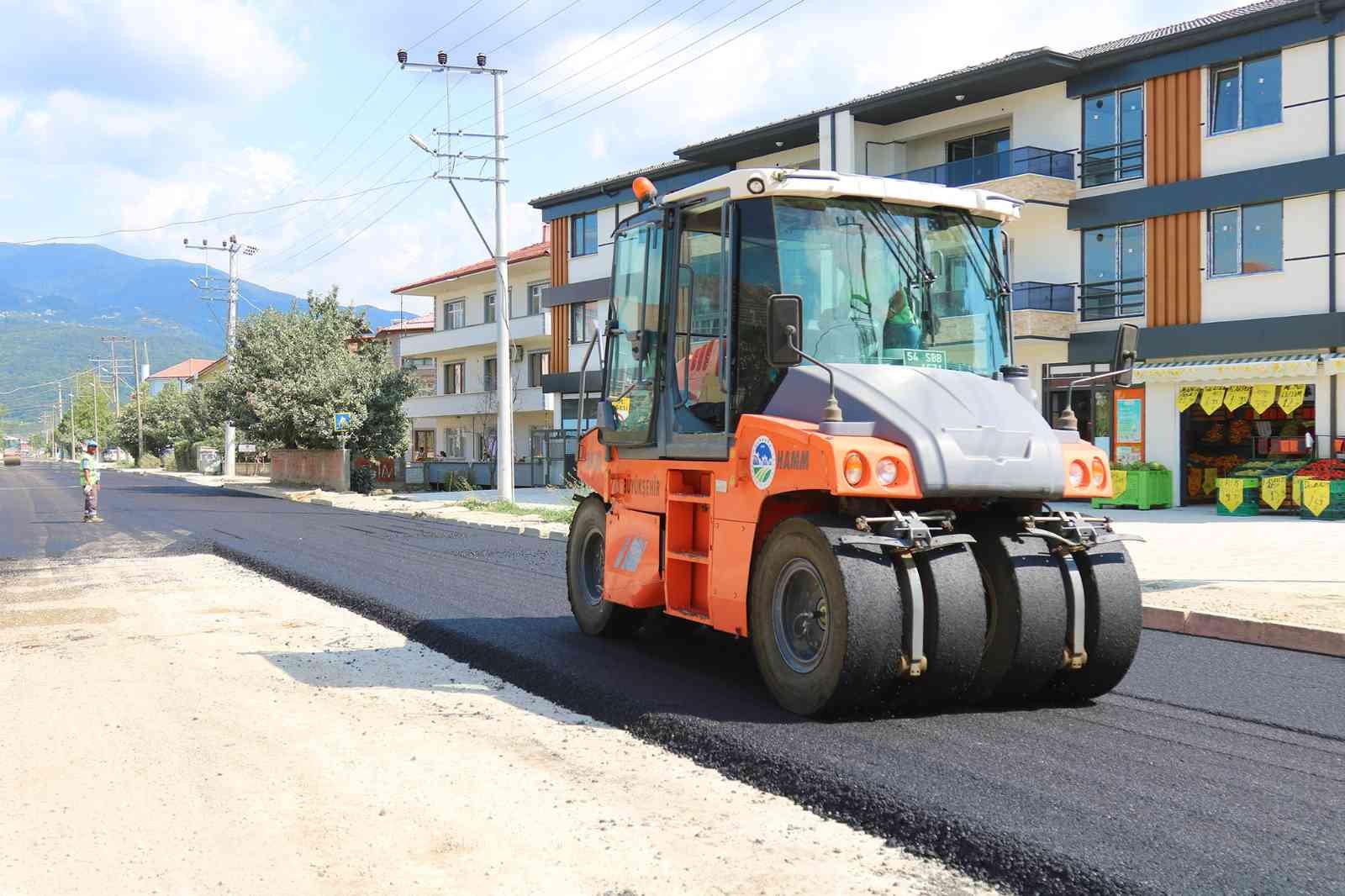 Akyazı’da 700 metrelik yol asfaltla buluştu