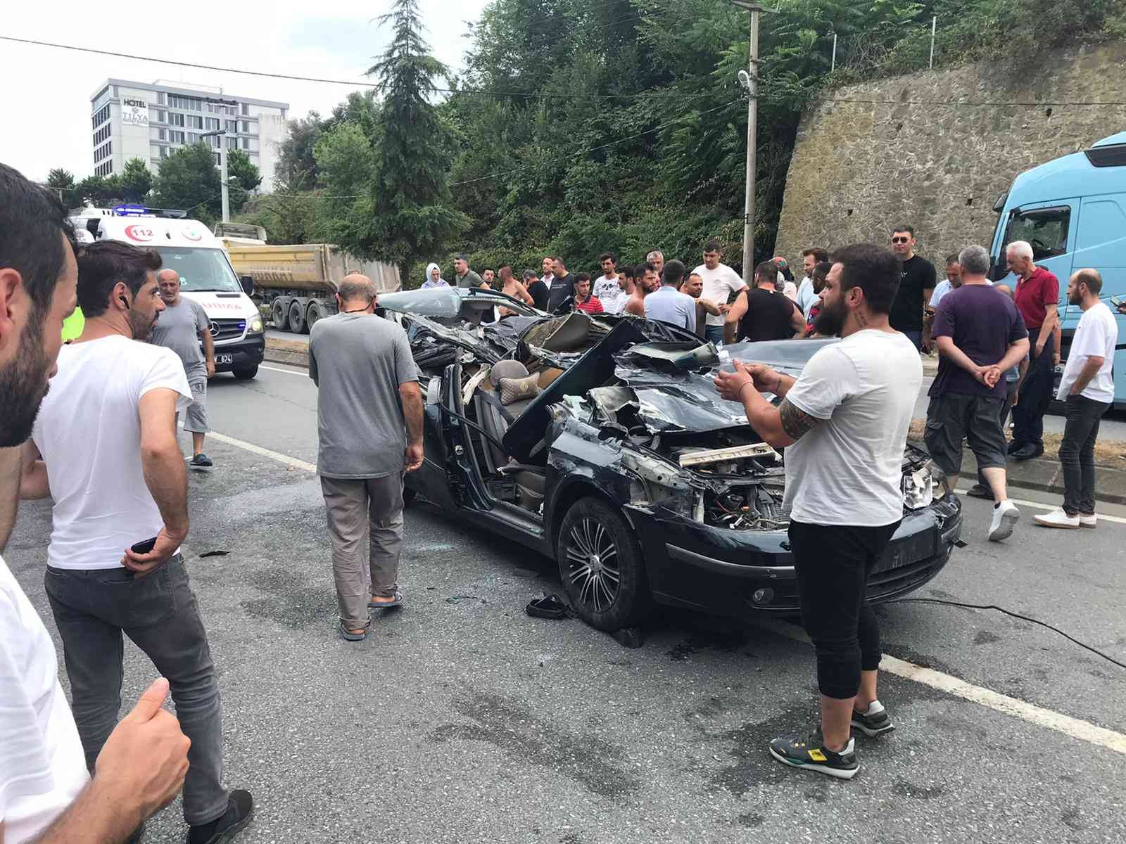 Tıra arkadan çarpan otomobilin tavanı kağıt gibi yırtıldı: 3’ü çocuk, 6 yaralı