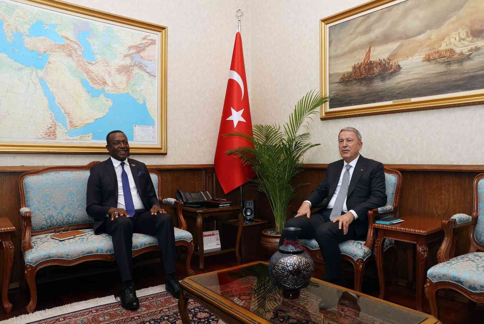 Bakanı Akar, Kamerun Büyükelçisi Tchatchouwo’yu kabul etti