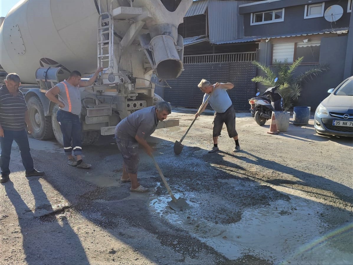 Seferihisar’da esnaf, belediyenin kapatmadığı çukurları betonla doldurdu