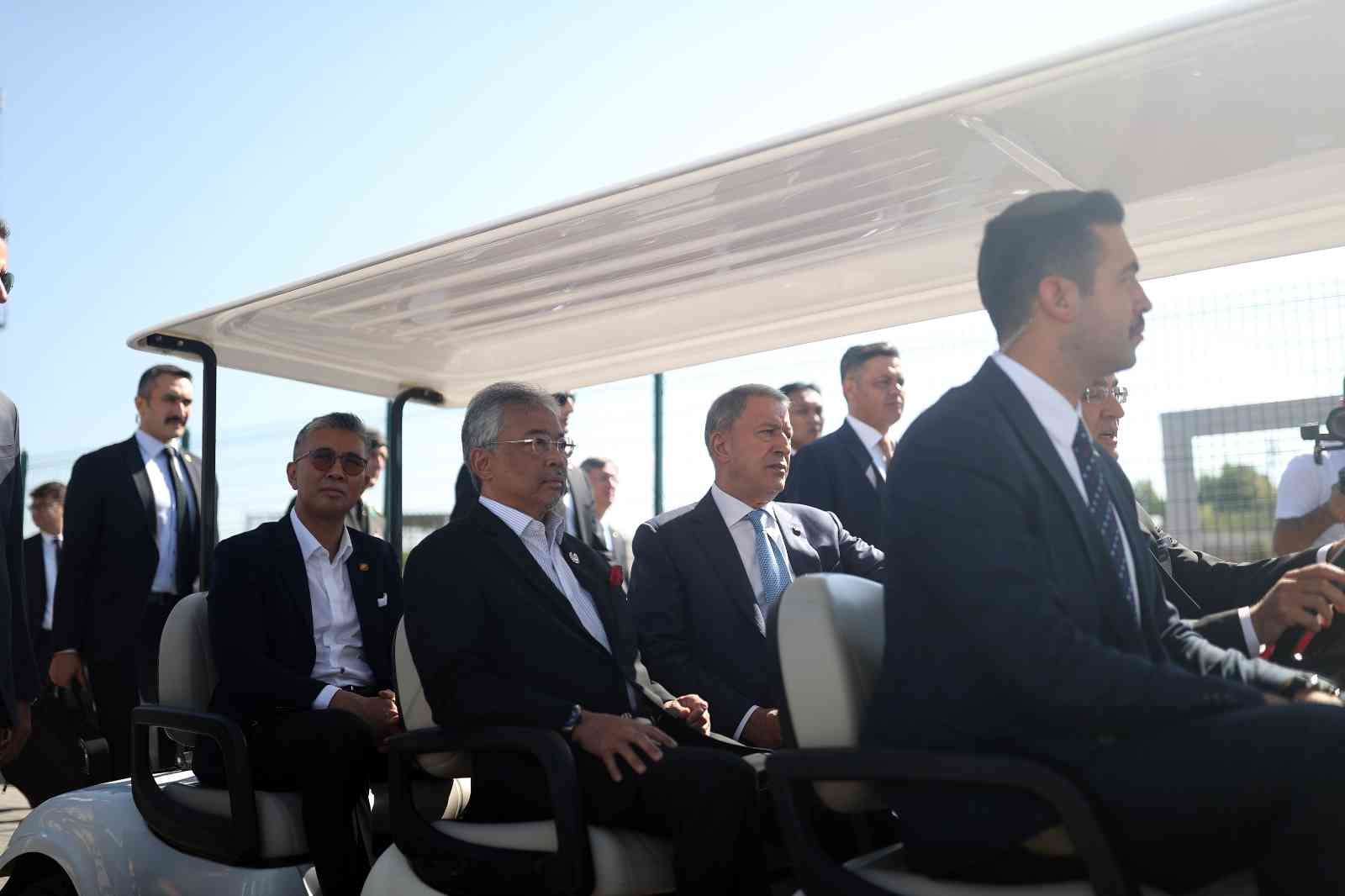 Bakan Akar, Malezya Kralı Sultan Abdullah Şah ile FNSS tesislerini gezdi