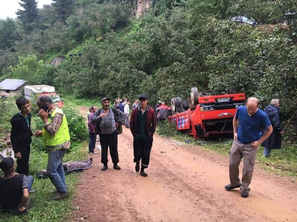 Fındık işçilerini taşıyan kamyon şarampole yuvarlandı: 13 yaralı