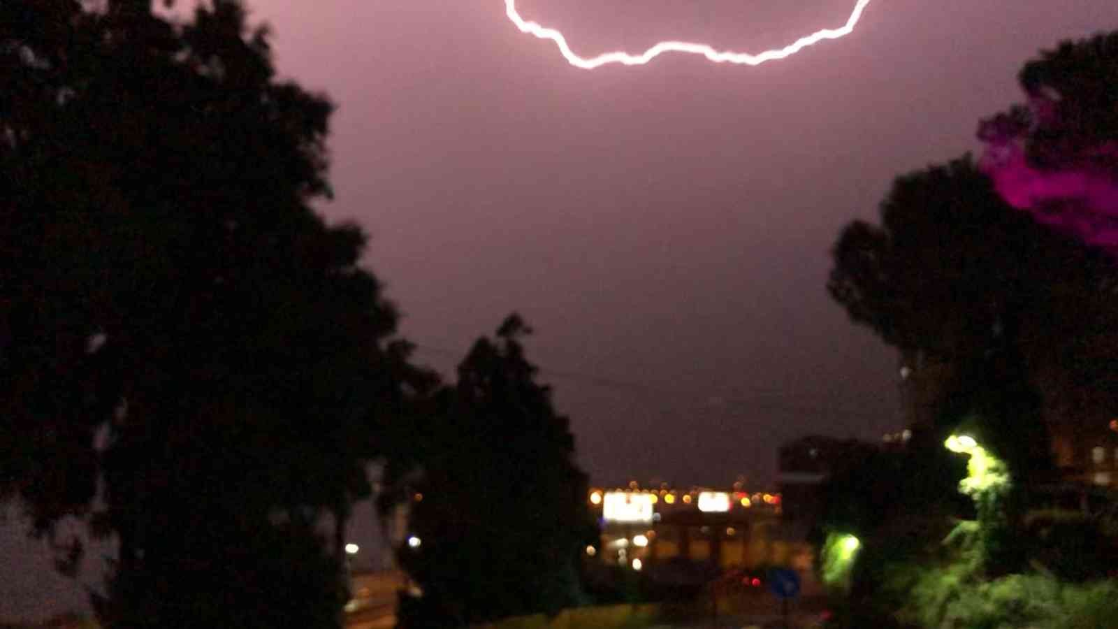 Doğu Karadeniz’de  yıldırımlar geceyi böyle aydınlattı