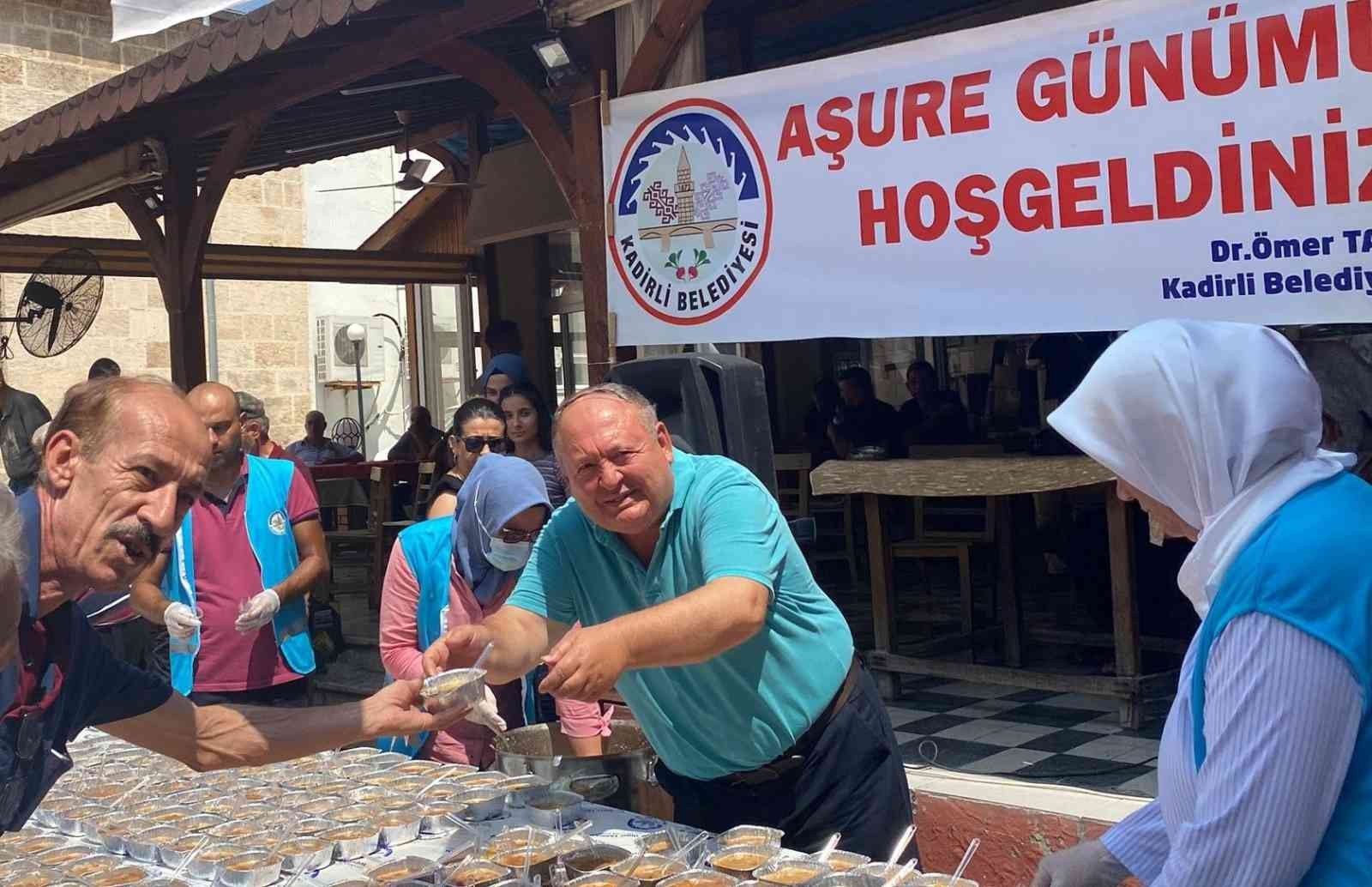 Başkan Tarhan, vatandaşlara aşure ikramında bulundu