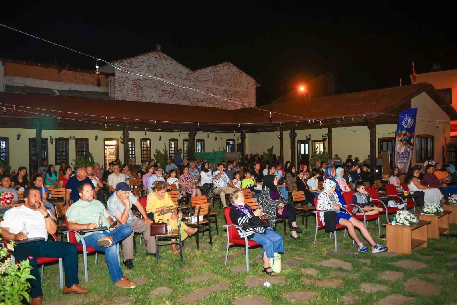 Uşak Belediyesi hemşerilerine yazlık sinema keyfi yaşattı