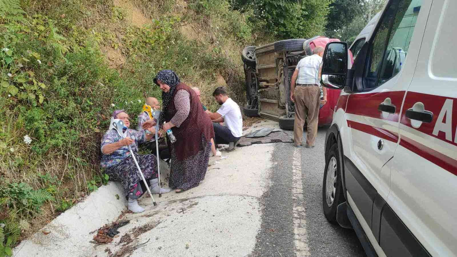 Kontrolden çıkan otomobil yan yattı: 3 yaralı