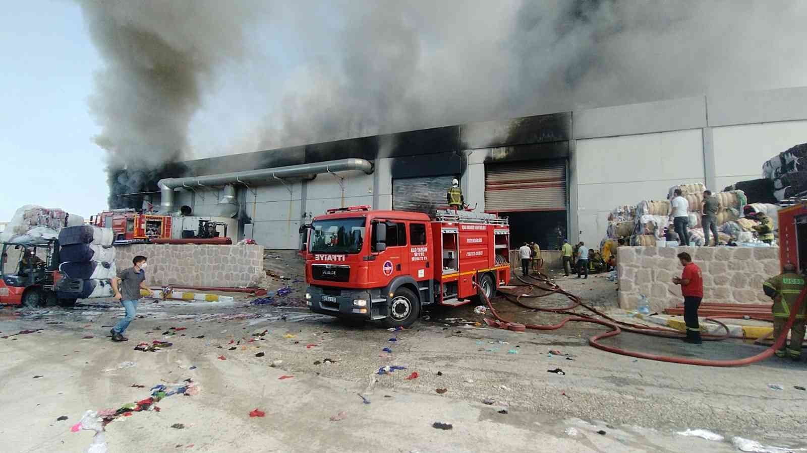 İplik fabrikasındaki yangına 2 saattir müdahale ediliyor