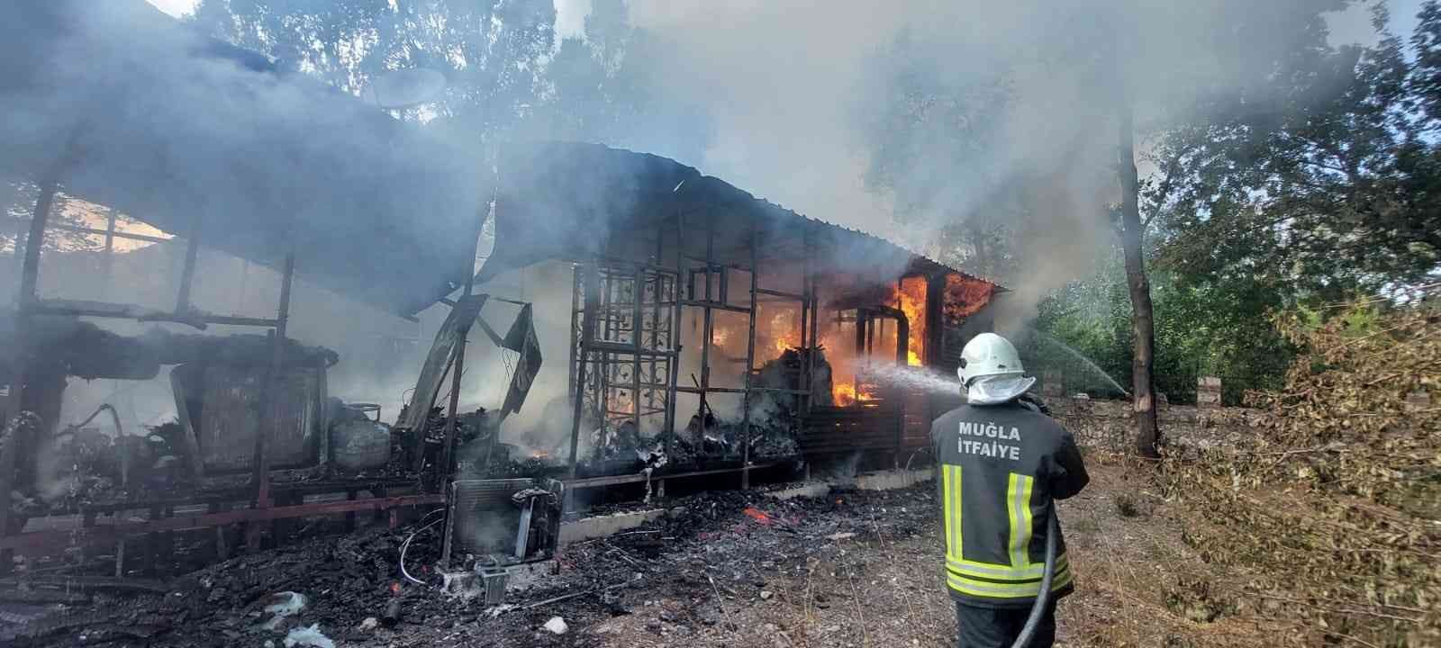 Fethiye’de bungalov ev, alev alev yandı