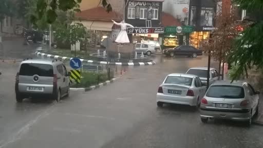 Kütahya’da aniden bastıran yağmur etkili oldu