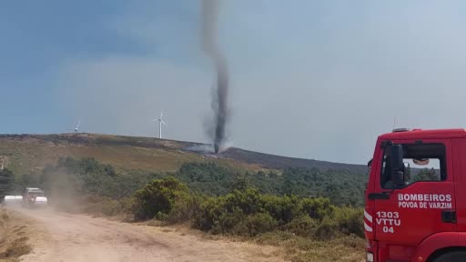 Portekiz’de orman yangını sırasında alev hortumu oluştu