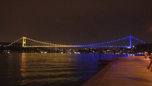 FSM Köprüsü Ukrayna bayrağının renkleriyle ışıklandırıldı