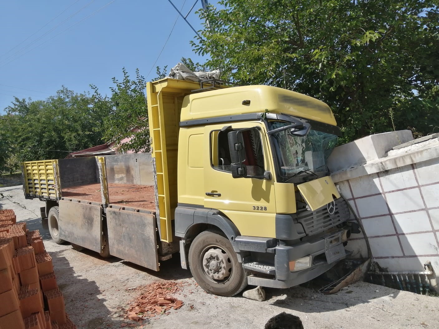 Freni boşalan kamyon cami avlusuna daldı: 1 yaralı