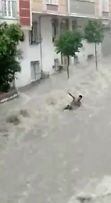 Esenyurt’ta bir vatandaş sele kapıldı