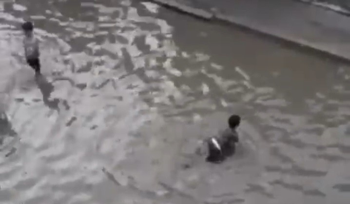 İzmir’de göle dönen sokakta çocuklar yüzdü