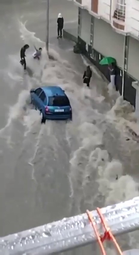 Esenyurt’ta sulara kapılan bir çocuk son anda kurtarıldı