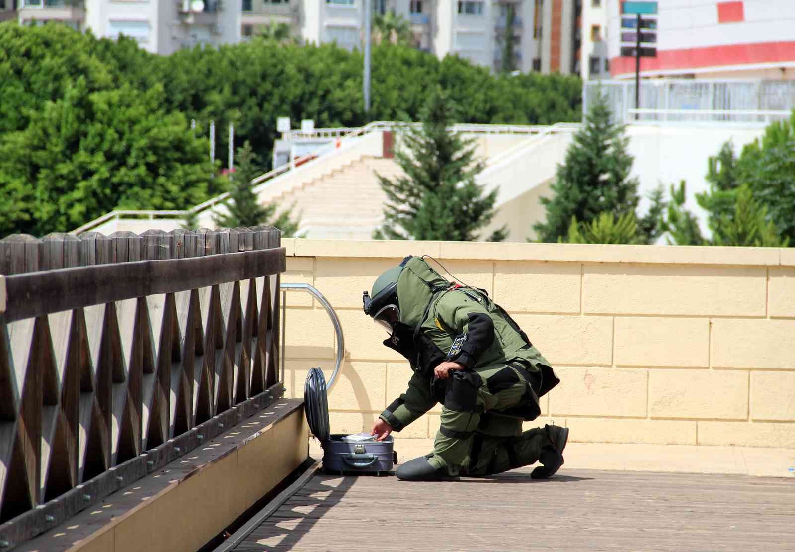 Antalya’da şüpheli valizden kurabiye çıktı, polis vatandaşı bölgeden uzaklaştırmakta zorlandı