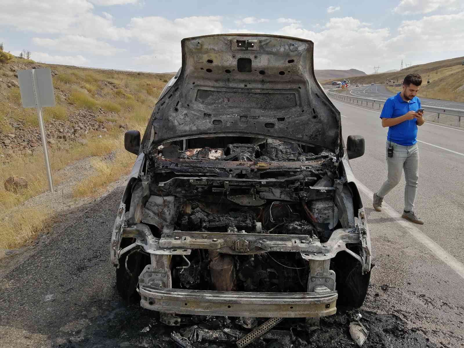 Seyir halindeyken yanmaya başlayan araç küle döndü