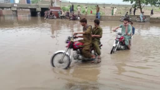 Pakistan’da sel nedeniyle acil durum ilan edildi