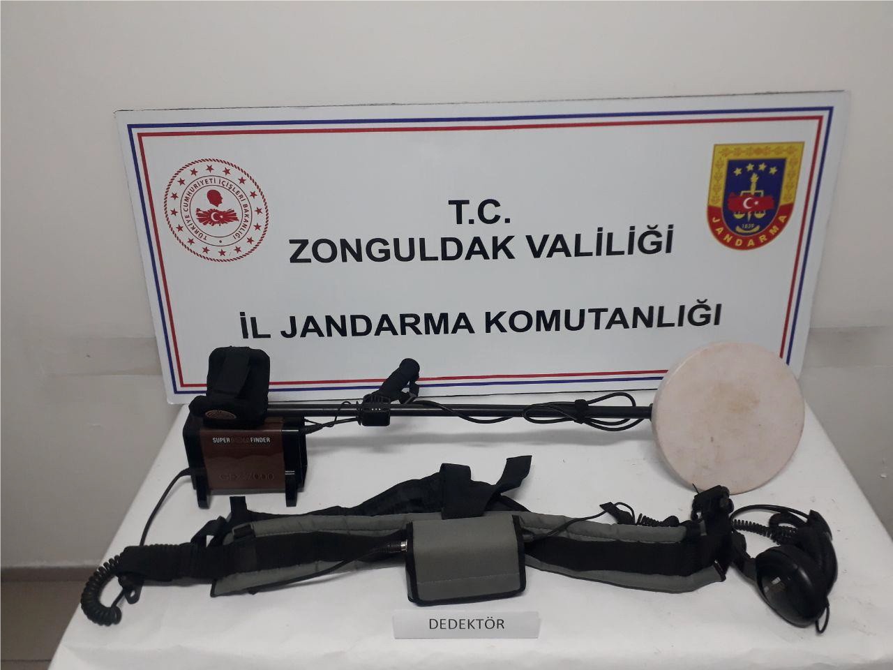 Ormanda define ararken jandarmaya yakalandılar