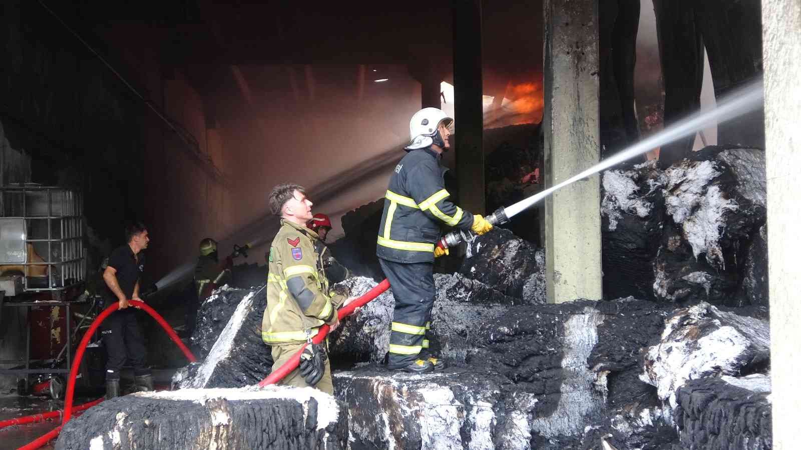 Uşak’ta battaniye fabrikasında çıkan yangın 6 saatte kontrol altına alındı