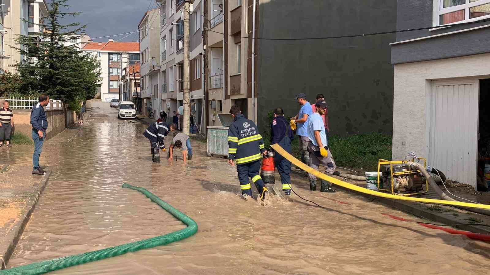 Eskişehir’de etkili olan şiddetli sağanak yağış