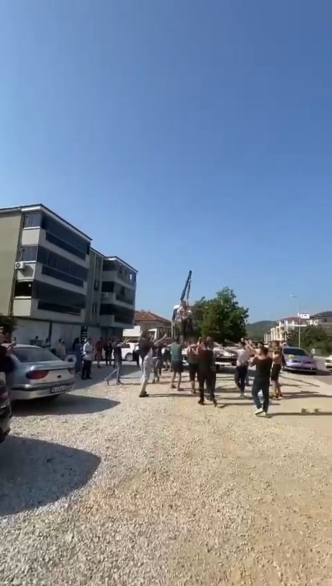 Bursa’da ilginç gelenek..Damadı vinçte sallandırdılar