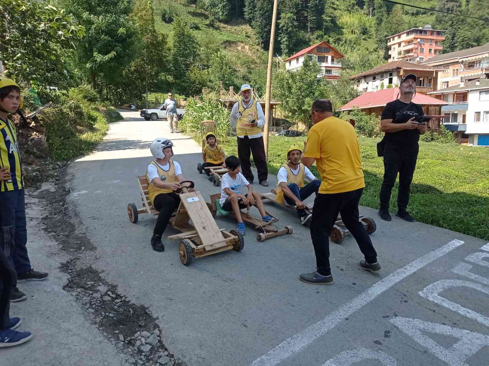 Rize’de ‘Lazralli Tahta Araba Yarışları’ bu yılda nefes kesti