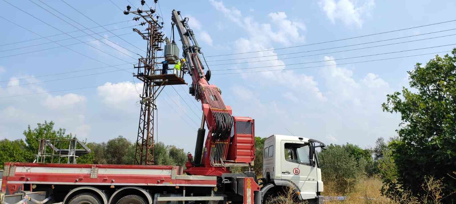 Yıldırım düşen trafo kısa sürede yenilendi