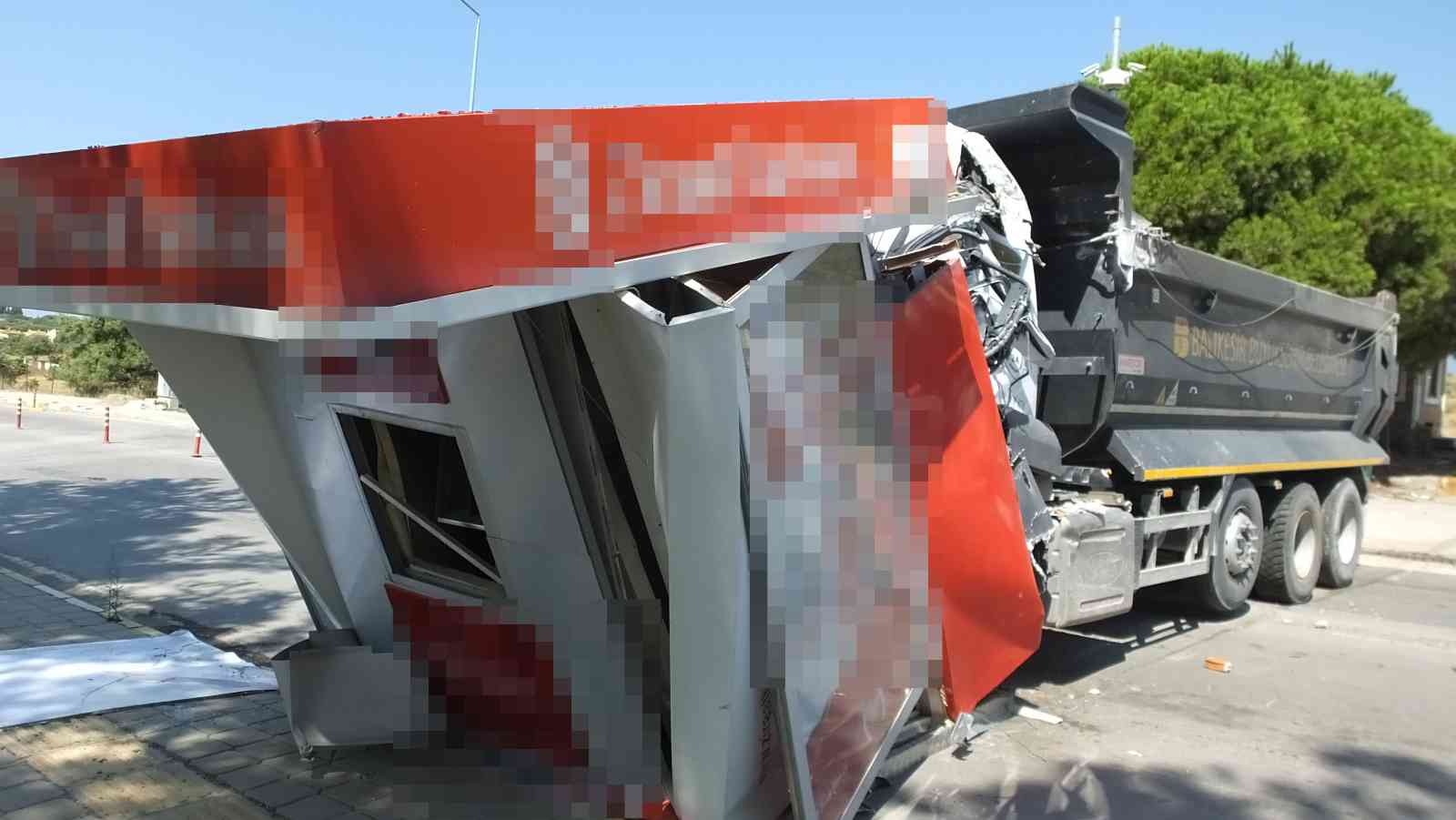Burhaniye’de freni boşalan kamyon yıktı geçti