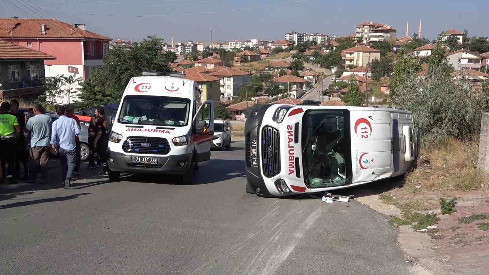 Ambulans ile otomobil çarpıştı: 3’ü sağlıkçı, 4 yaralı