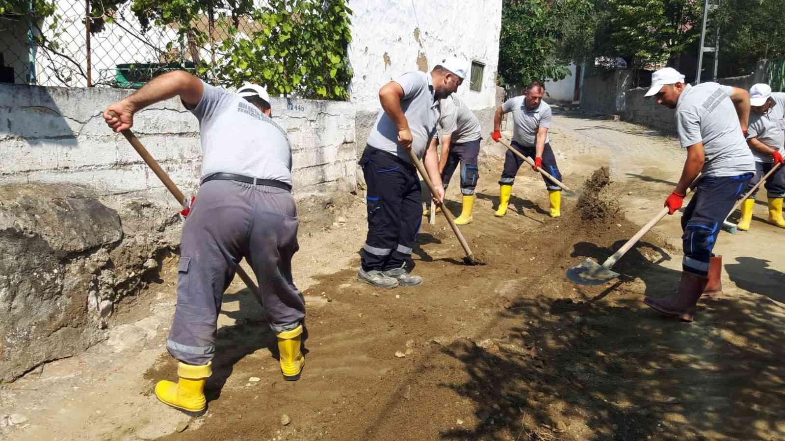 Hafta sonu mesaisinde cadde ve sokaklar yıkandı