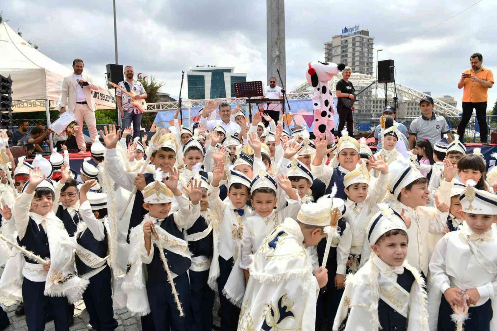 Esenyurt’taki sünnet şöleninde çocuklar gönüllerince eğlendi