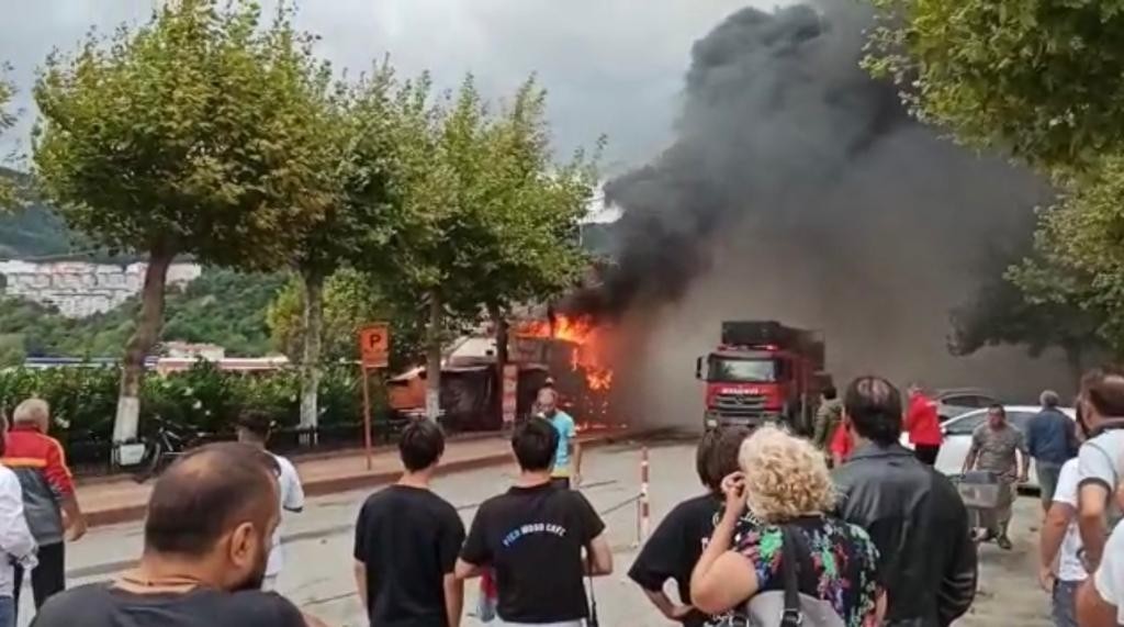 Amasra’da yangın: 2 kafe ve 3 büfe küle döndü