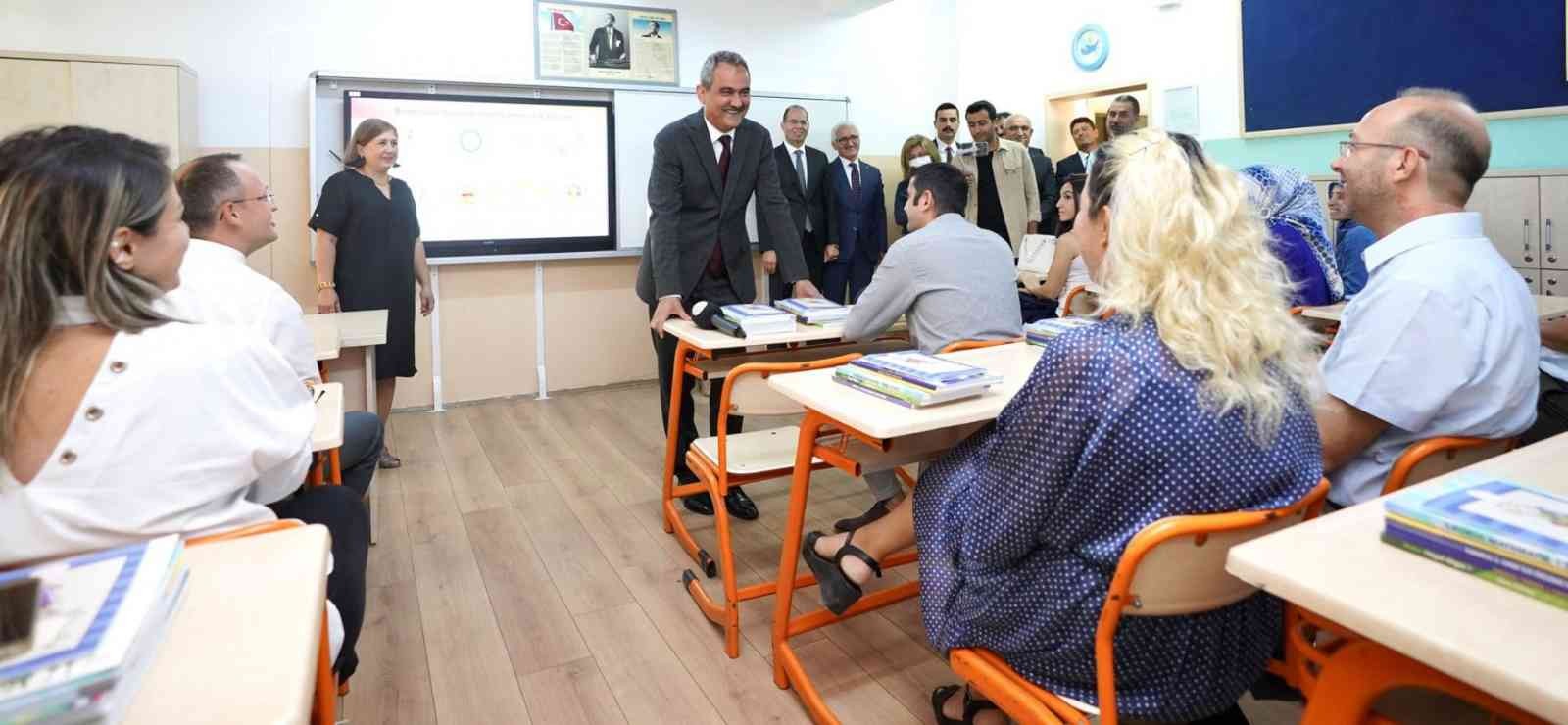 Bakan Özer’den uyum eğitimleri programına başlayan okula ziyaret