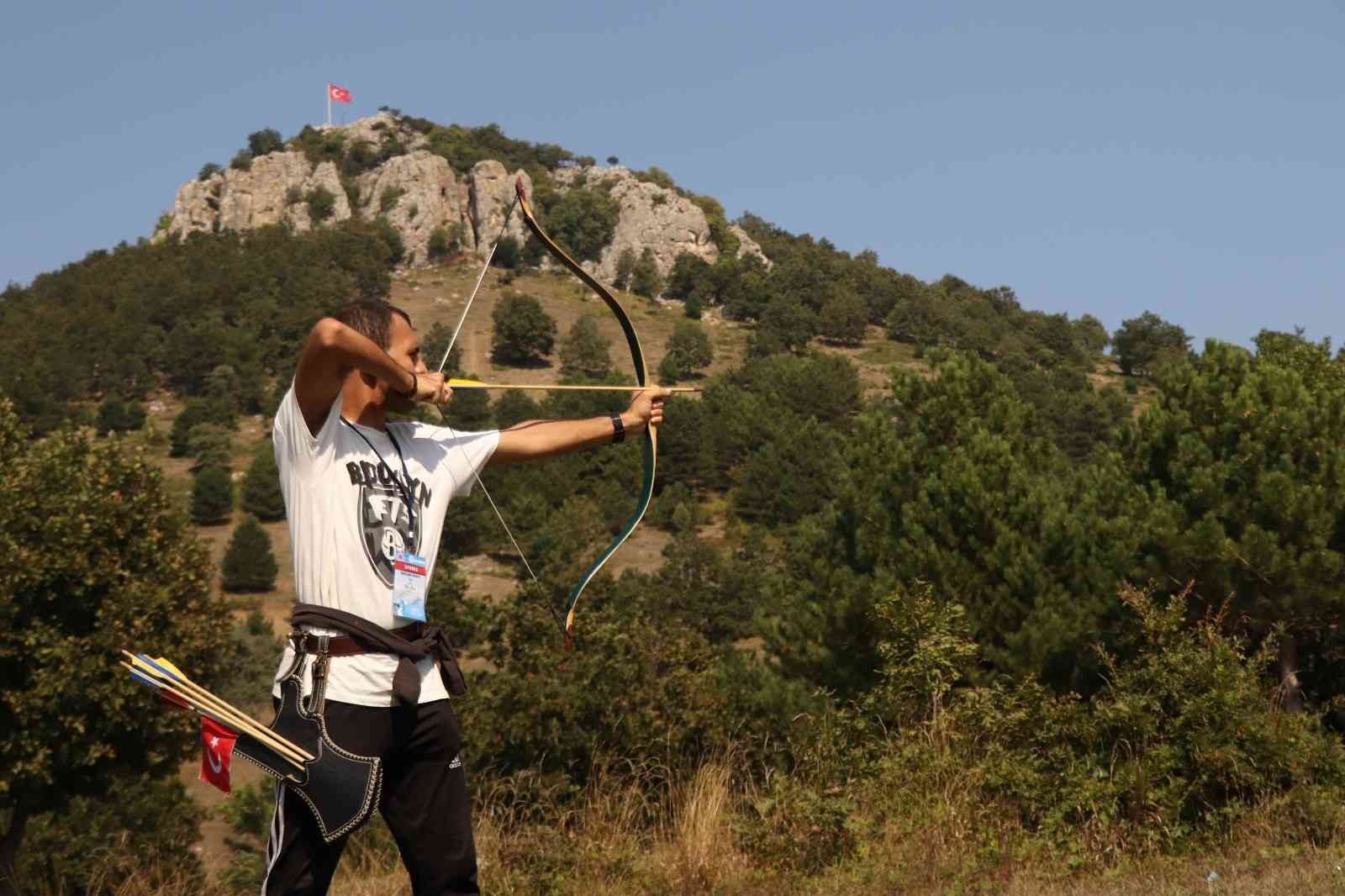 Geleneksel okçuluk tutkunları Gürsu Adrenalin Parkta hedefe kitlendi