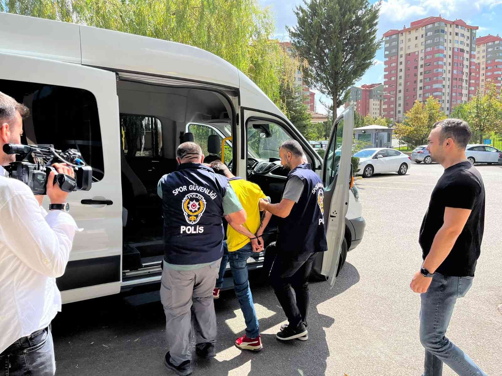 Beşiktaşlı futbolculara saldıran şahıs serbest bırakıldı