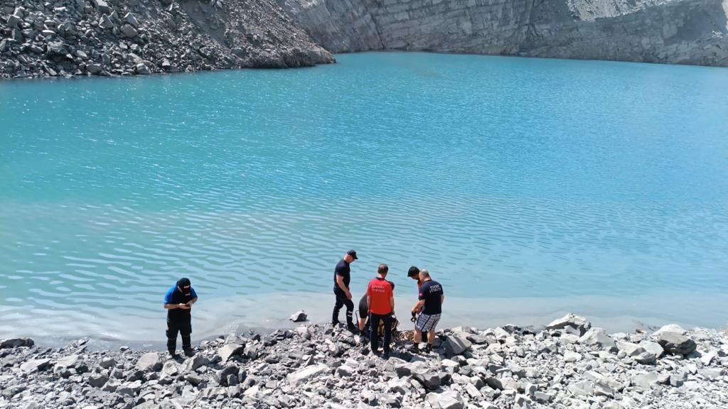 Şırnak’ta kamyon gölete uçtu, şoför kayıp