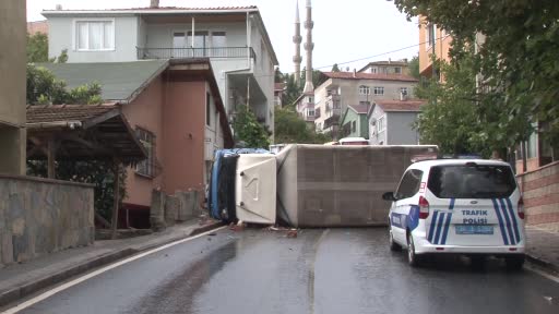 Üsküdar’da doğalgaz kutusuna çarpan kamyonet yan yattı