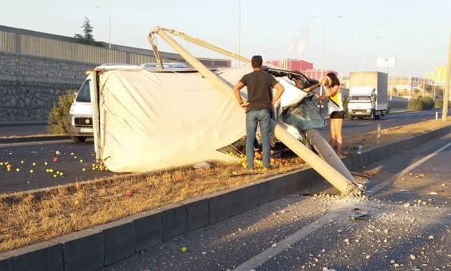 Aracıyla refüje çıkarak aydınlatma direğine çarpan sürücü yaralandı